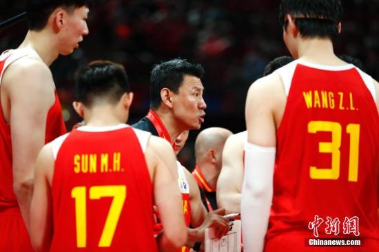 　　资料图：北京时间2019年9月4日，中国男篮主教练李楠（中）在场边指挥。当日，在北京进行的2019年国际篮联篮球世界杯A组小组赛中，中国队59：72不敌委内瑞拉队。中新社记者 富田 摄