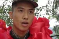 传说中的"全村的希望" 小伙挂70朵大红花二次入伍