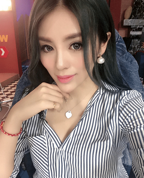 张琪格晒泳装照,完美身材令人人羡慕,真正的肤白貌美大长腿!
