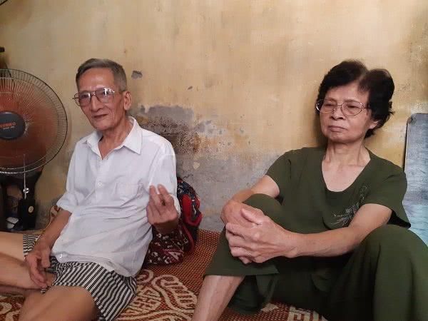夫妻婚后在公厕上住33年，妻子称结婚当天就逃跑了但心软又回来