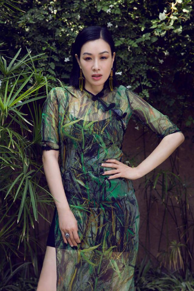 钟丽缇生日当天晒美照，穿旗袍明艳又性感，49岁依旧风韵犹存！