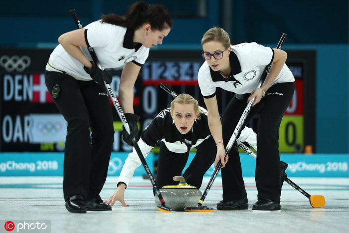 　平昌东奥女子冰壶项目 俄罗斯运动员队服上没有俄罗斯国旗 @IC Photo