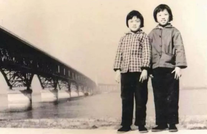 　　图/在那个年代出生的“桥二代”许多都叫“长江”“大桥”，有的干脆就叫“桥墩”“钢梁”“铁柱”。