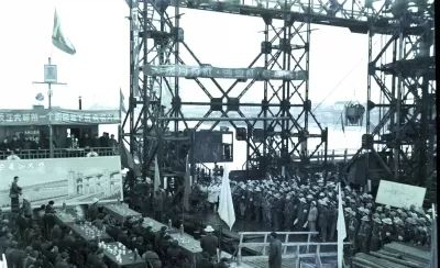 　　图/1960年1月18日，长江大桥主体工程正桥桥墩开工，正桥9号墩钢围笼浮运下水，大桥建设全面启动。