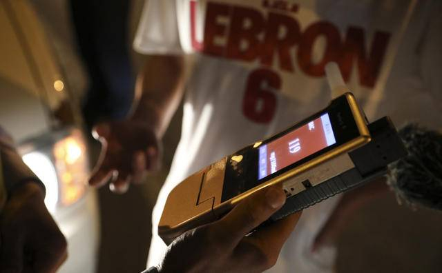 刚检测时，这名驾驶员的酒精含量为119，已超醉驾标准。 赵启瑞 &nbsp;摄