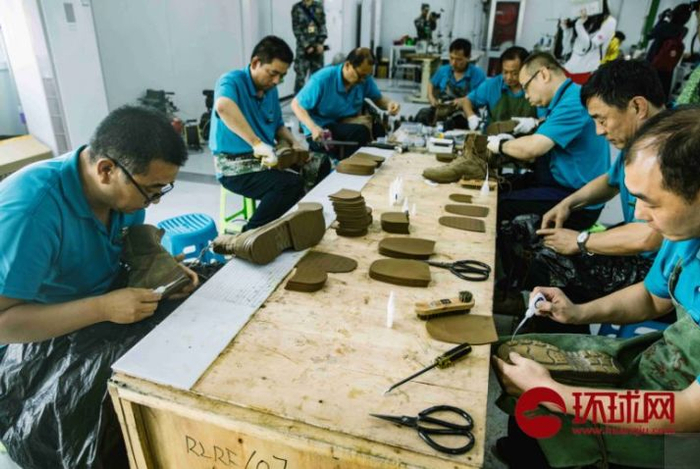 兵站鞋靴维修组的同志正在为受阅官兵修鞋。摄/李昊