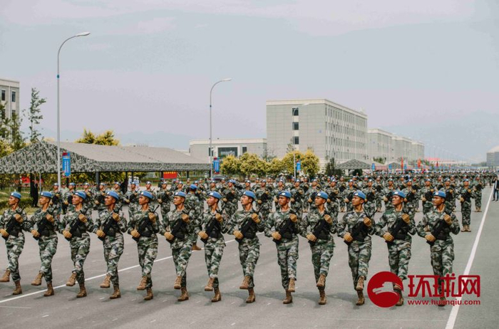 积极准备国庆70周年阅兵，维和部队方队于9月17日在北京昌平阅兵集训点进行训练。摄/李昊