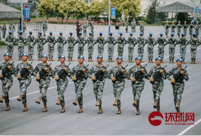 积极准备国庆70周年阅兵，维和部队方队于9月17日在北京昌平阅兵集训点进行训练。摄/李昊