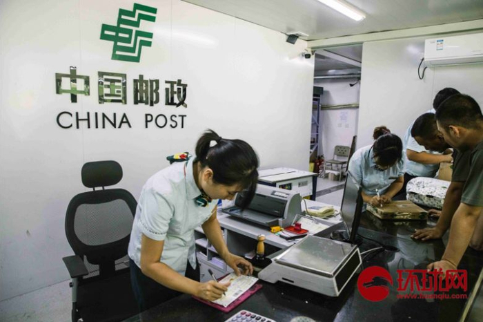 9月17日，北京昌平阅兵集训点，参训官兵在邮政中心收寄快递包裹。摄/李昊