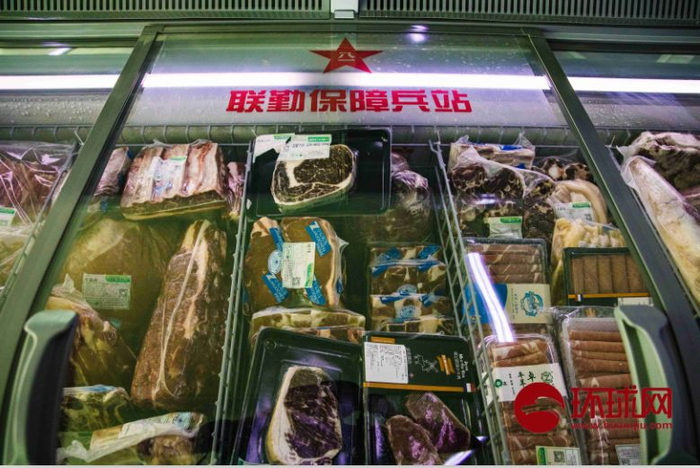 9月17日，北京昌平阅兵集训点，参训官兵可以在这里采购到蔬菜和肉等食材。摄/李昊