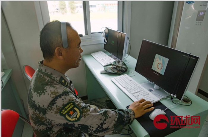 9月17日，北京昌平阅兵集训点，一位心理医生在演示心理治疗软件。摄/李昊