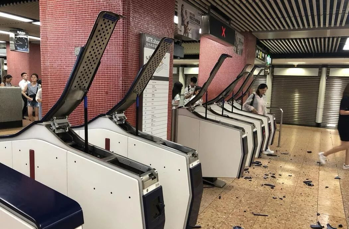 太子站铁闸曾遭暴徒打砸