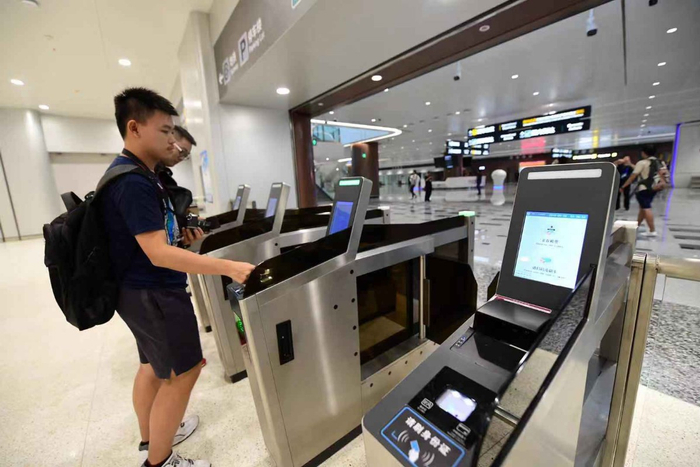 京雄城际C2701首批乘客到达大兴机场