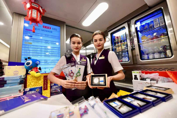 京雄城际铁路列车上售卖冬奥会纪念品。