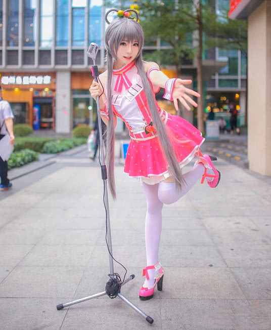 初中生Cosplay“洛天依”,腿比麦克风都长,这谁扛得住?