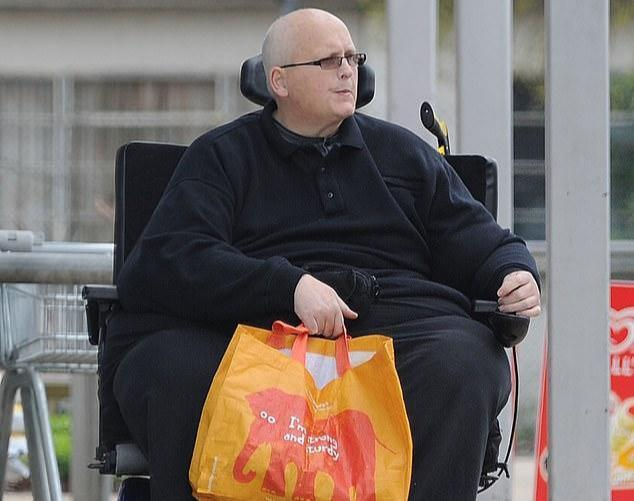 500多斤重的英国胖子请求政府给钱帮忙治病:"再救我一次吧