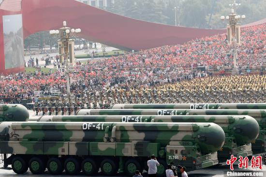 10月1日上午，庆祝中华人民共和国成立70周年大会在北京天安门广场隆重举行。图为受阅的东风-41核导弹方队。中新社记者 盛佳鹏 摄