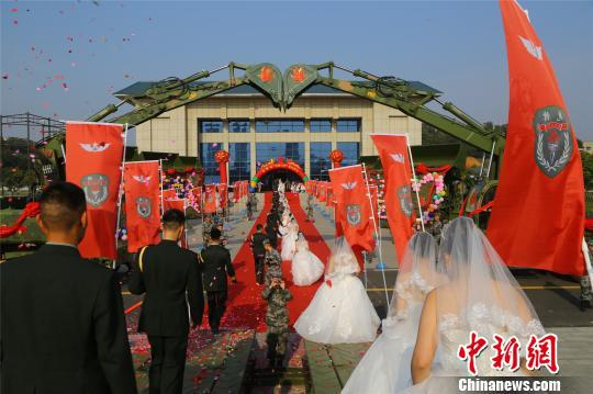 陆军第83集团军某旅举办集体婚礼 贾方文 摄