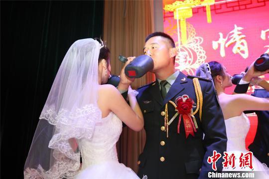 新人们用军用水壶喝“交杯酒” 贾方文 摄