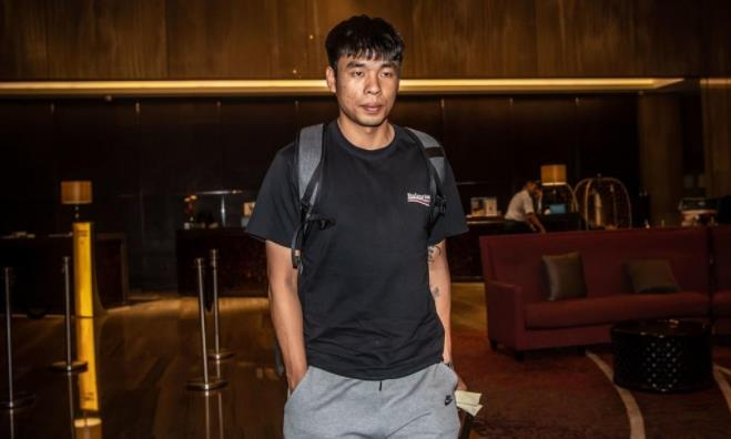 国足队员陆续抵达广州,李可晒出与王大雷一同乘机照!