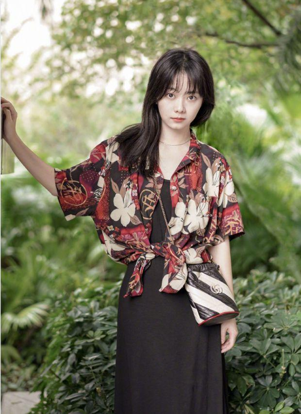 谭松韵帅气搭配,深绿色衬衣搭配皮裙,酷飒风造型