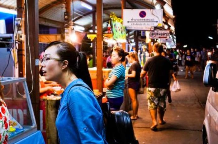 去泰国旅游，为何中国游客要在枕头下放钱，只因回来会有小惊喜