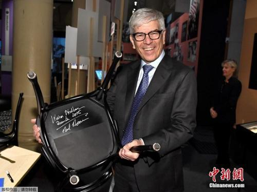 　　资料图：当地时间2018年12月6日，瑞典斯德哥尔摩，2018诺贝尔奖得主展示在诺贝尔博物馆签名的椅子。图为2018诺贝尔经济学奖获得者保罗·罗默（Paul M.Romer）展示其签名的椅子。