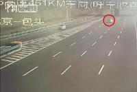 呼和浩特一男子高速路逆行15公里 险象环生