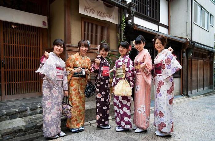 一位中国游客到日本游玩，偶遇穿和服的中国女人，有点尴尬！