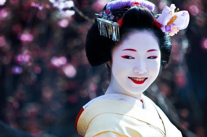 一位中国游客到日本游玩，偶遇穿和服的中国女人，有点尴尬！