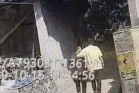这位警察说好的抓嫌疑人 怎么还帮他炒起菜了?