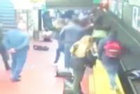 惊险!女子被砸倒掉入轨道 众人挥手拦停地铁救铁轨上女子