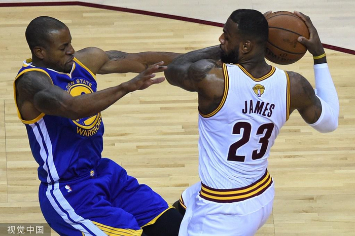  2015年NBA总决赛第6场，伊戈达拉（左）与詹姆斯在比赛中 图自视觉中国