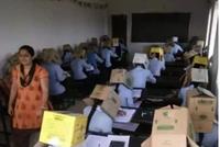 印度学生头戴纸箱防作弊?学校道歉称没强迫(图)