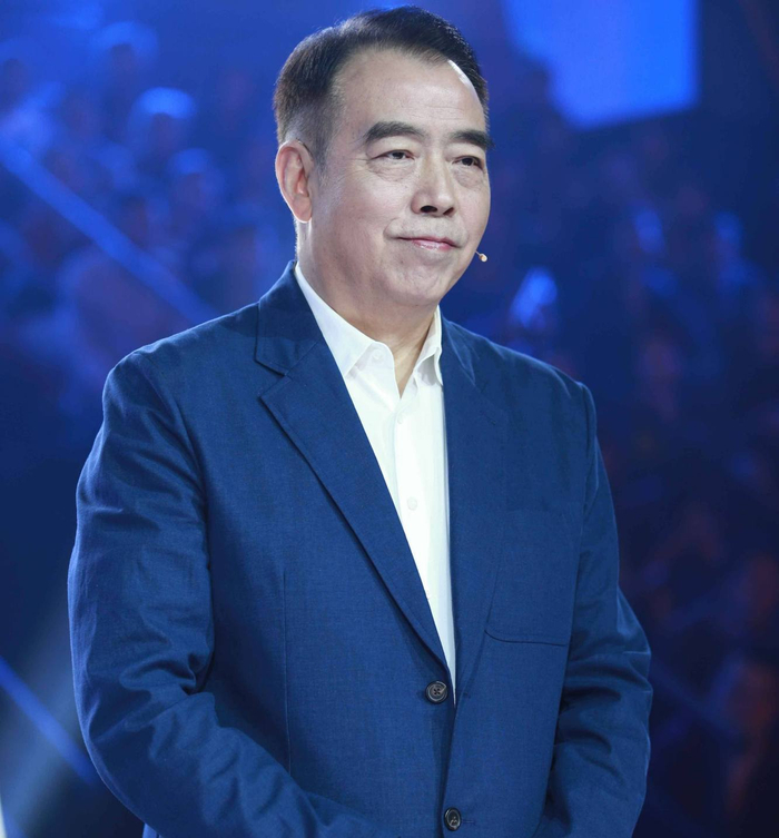 51岁陈红生图精修图没法比,身材发福脸部松弛,嫦娥姐姐还是老了