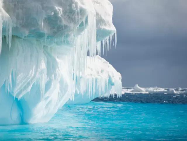 南极最神奇的湖泊，零下几十度不结冰，湖底水温高达27摄氏度