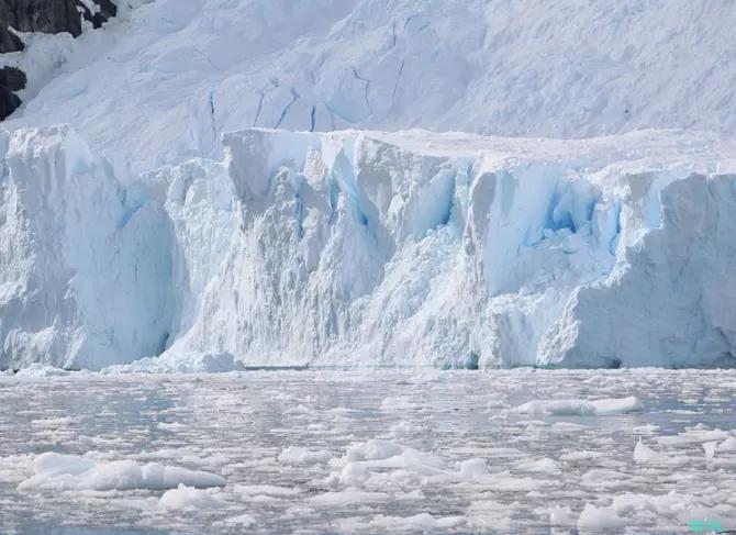 南极最神奇的湖泊，零下几十度不结冰，湖底水温高达27摄氏度