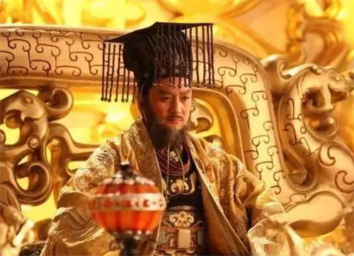 为何其他皇帝都是穿黄袍，只有秦始皇穿黑龙袍？学者：他们不敢穿