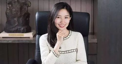 他才是平安幕后最大老板!德高望重到连泰国王后都要对他行