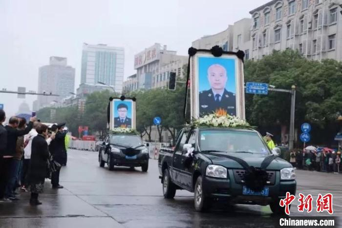 图为：台州民众送别两位烈士。台州公安供图