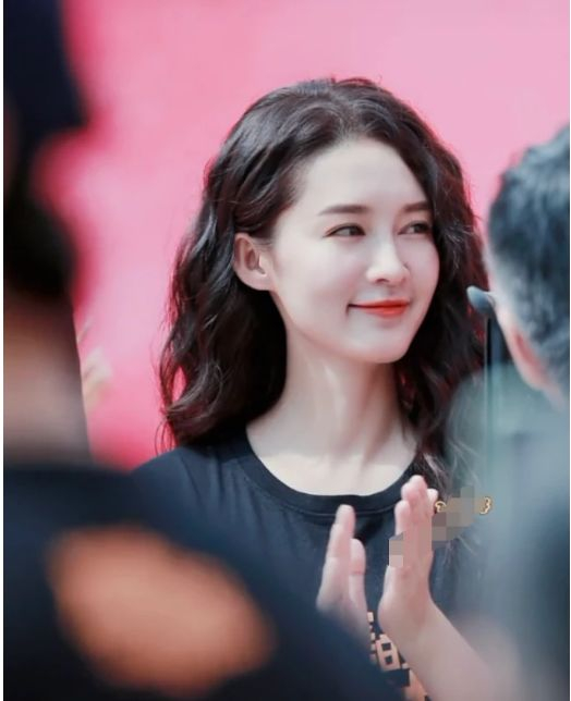 李沁温暖的抱抱开机仪式羊毛卷造型亮相29岁少女感酸了