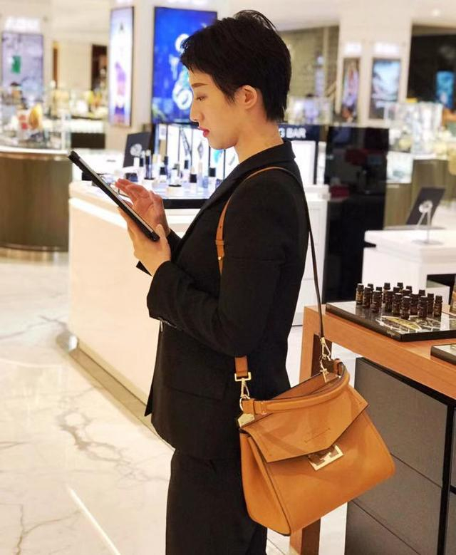背500元高仿包和50000元专柜有什么区别?会很丢人吗?柜姐来揭秘|代工|奢侈品|原单_新浪新闻