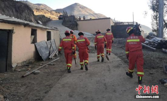 　　10月28日凌晨1时56分，甘肃省甘南州夏河县境内（北纬35.1度，东经102.69度）发生5.7级地震，震源深度10公里。图为消防指战员到现场救援。（甘肃甘南消防供图）