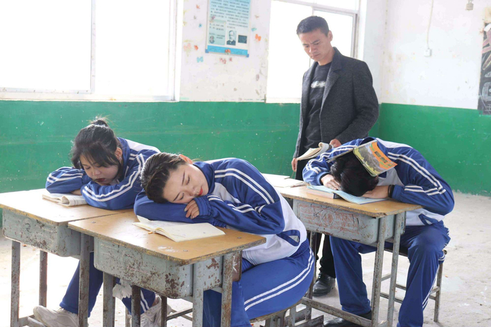 学生上课经常犯困怎么办?学会这三个小妙招,帮助你时刻保持清醒|学会|作息时间|课程|课堂|学生上课_新浪新闻