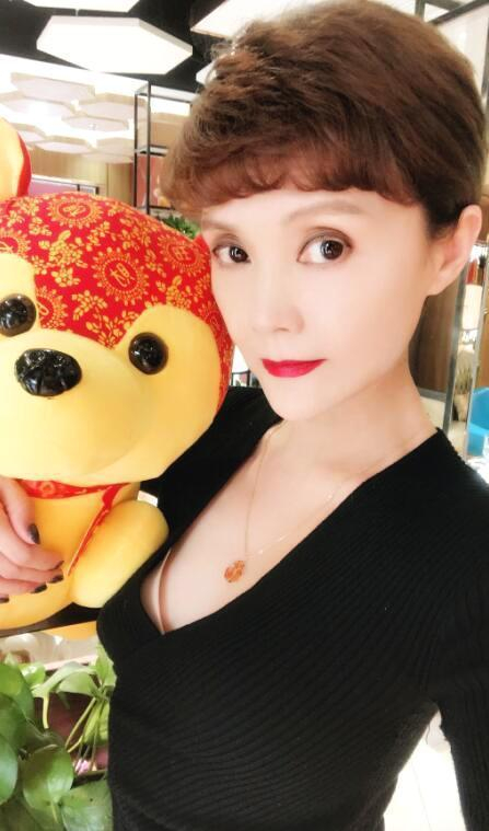 50岁女星马晓晴近照曝光，童星出身，现状令人唏嘘|谢晋|冯小刚|姜文|自拍|话剧_新浪新闻