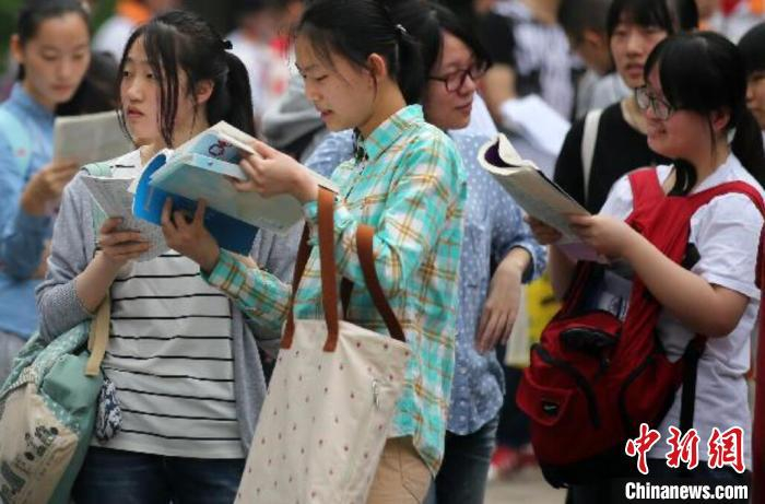 每年有数百万学生通过全国高考，进入心仪的大学学习。（资料图） 泱波 摄