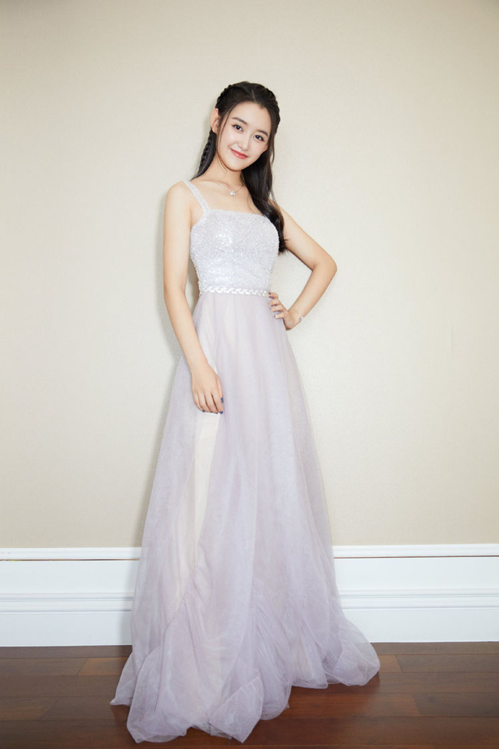 18岁蒋依依复古写真照,戴白色圆帽绑两条麻花辫,尽显娇俏可爱