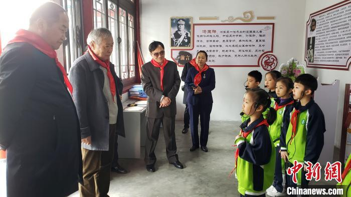  参加活动的嘉宾在保定“冯玉祥将军故居”与小学生进行交流。　徐巧明 摄