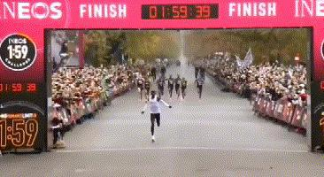 肯尼亚男子基普乔格以1时59分40秒的成绩跑完马拉松全程。图片截自基普乔格社交媒体。