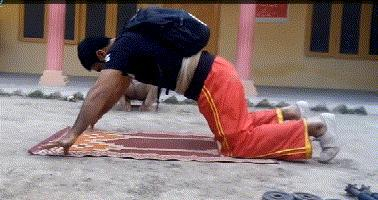 巴基斯坦迈索德负重做俯卧撑。图片截自吉尼斯世界纪录官网。